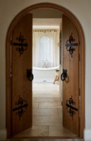 Portes intérieures en bois à la salle de bain
