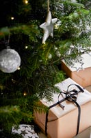 Bouchent les cadeaux de Noël sous l'arbre