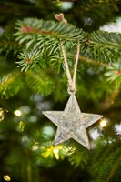 Bouchent la décoration de Noël sur l'arbre