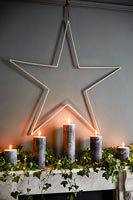 Bougies et étoile décorative sur la cheminée