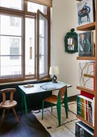 Bureau et chaises verts en étude rétro