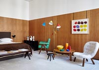 Murs en bois et accessoires colorés dans une chambre rétro