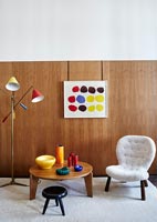 Table et chaises avec murs en bois et accessoires colorés