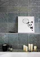 Illustration en noir et blanc dans la salle de bain