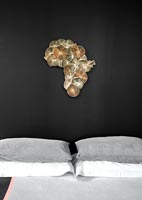 Oeuvre d'Afrique texturée au-dessus du lit
