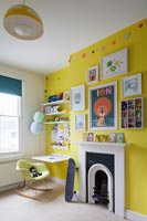 Chambre pour enfants avec mur caractéristique jaune vif