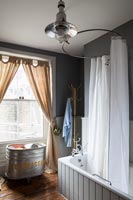 Salle de bain vintage avec rail de rideau de douche circulaire sur baignoire
