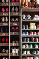 Étagères vintage remplies de chaussures