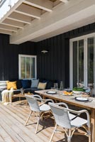 Salon extérieur sur terrasse en bois