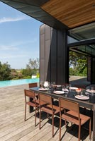 Terrasse moderne avec table à manger