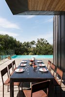 Terrasse moderne avec table à manger