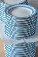 Assiettes peintes à la main à rayures bleues et blanches