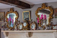Bougies, horloges et miroirs vintage sur cheminée