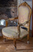 Chaise vintage en damassé doré et rose