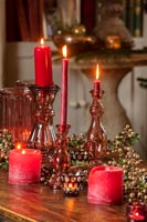 Table décorée de bougies de Noël