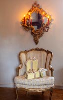 Chaise ornée et miroir avec des cadeaux de Noël