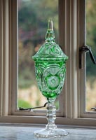 Vase vert orné sur le rebord de la fenêtre