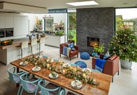 Cuisine et salle à manger modernes décorées pour Noël