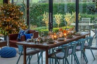 Salle à manger moderne avec vue sur le jardin - décorée pour Noël