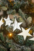 Musique papier étoiles de papier sur l'arbre de Noël