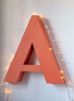Grande lettre orange A avec fairlights