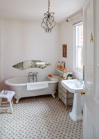 Salle de bain classique avec un mobilier vintage