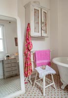 Chaise vintage et miroir dans la salle de bain classique