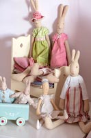 Collection de jouets de lapin et lit de jouet en bois