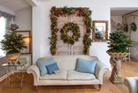 Double portes vintage décorées pour Noël dans le salon de campagne