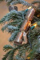 Biscuit de Noël et guirlandes lumineuses dans l'arbre de Noël
