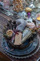 Couronne en métal et décorations sur table de Noël