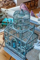 Cage à oiseaux bleue décorative avec des boules de Noël à l'intérieur
