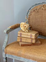 Canapé vintage avec des livres et des fleurs d'hortensia séchées