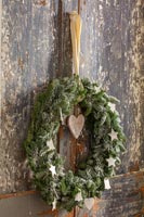 Couronne de Noël sur les portes en bois en détresse