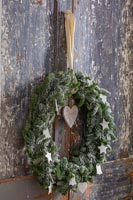 Détail de guirlande de Noël sur les portes en bois en détresse