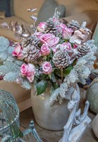Décoration de Noël avec roses roses séchées et feuillage argenté