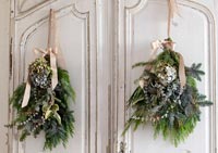 Accrocher des bouquets de Noël sur des portes d'armoires en bois shabby chic