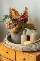 Bocaux et bouteilles en céramique vintage avec fleurs d'hygrangée séchées et bougie