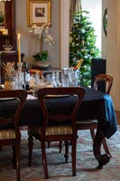 Champagne dans un seau à glace sur une table à manger classique au moment de Noël