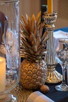 Ananas peint en or comme décoration de table à manger