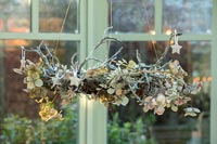 Guirlande de Noël faite de brindilles et de fleurs d'hortensia