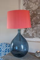 Lampe en verre bleu avec abat-jour rose abricot brillant