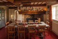 Salle à manger champêtre avec grande cheminée - Guirlande de Noël sur table