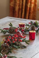 Décorations de Noël sur table en bois avec bougies