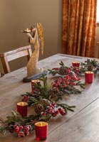 Bougeoir ange et guirlande de Noël sur table en bois