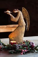 Bougeoir ange doré et décorations de Noël