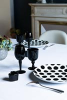 Vaisselle et verrerie noir et blanc sur la table à manger