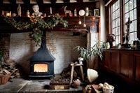 Grande cheminée avec poêle à bois et décorations de Noël