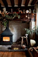 Grande cheminée avec poêle à bois et décorations de Noël