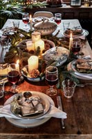 Table à manger rustique dressée pour le dîner de Noël
